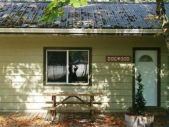 Hotel Cabins And Campground At Cultus Lake Park Chilliwack Exterior foto